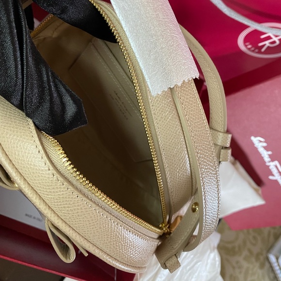 SOLD!! SMALL CROSSBODY SALVATORE FERRAGAMO. 💲7️⃣8️⃣0️⃣ ➡️ SOLD!! - Picture 6 of 7